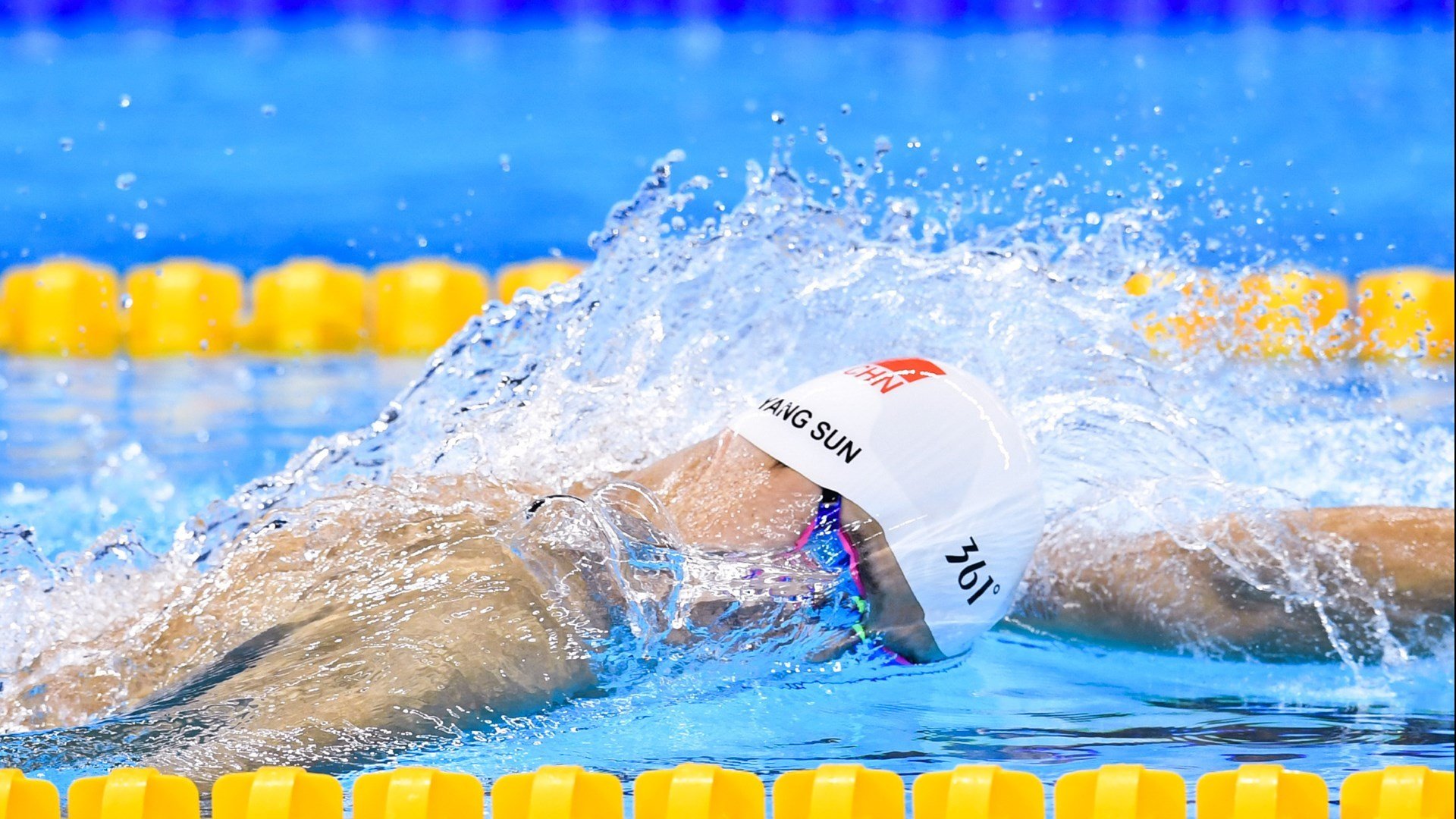 “智能裁判技术在中超首次应用，比赛公平性显著提升”，人工智能足球裁判